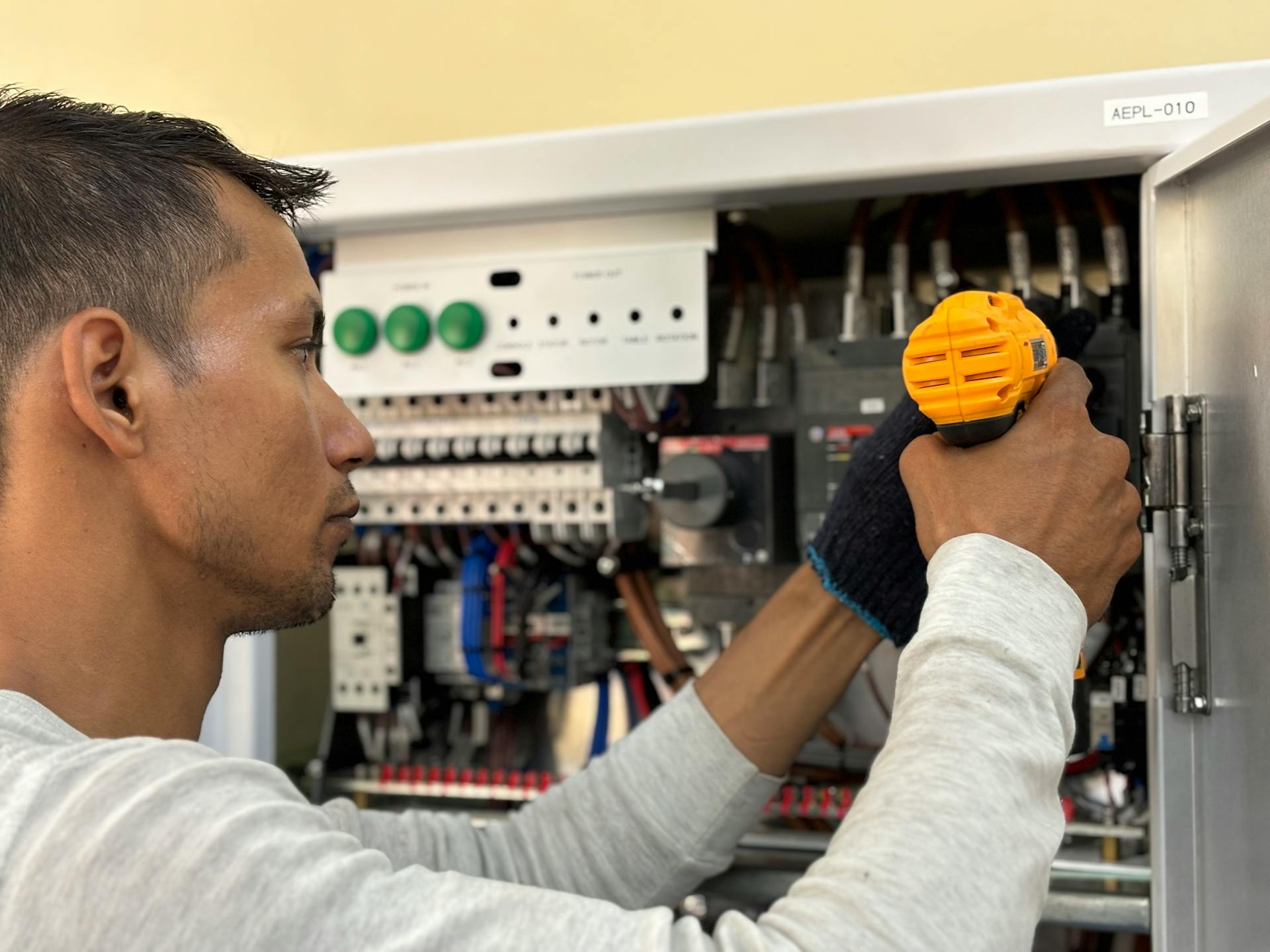 How Electricians Balance Speed and Quality in Emergency Repairs